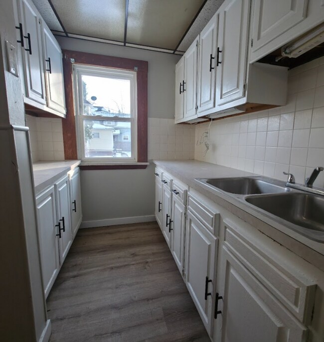 Building Photo - 1378 E 187th St