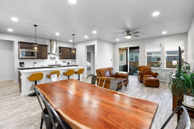 Building Photo - 4 Bedroom, 3 Bathroom 2.8 miles from Old T...