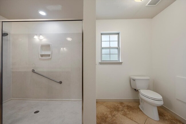 Building Photo - Charming 3 Bed / 2 Bath - Avail. 8/10/26