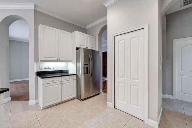 Building Photo - 833 SW Vineland Ct