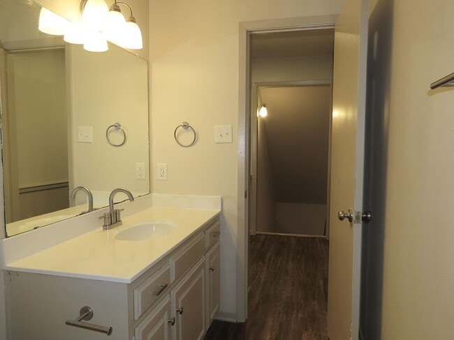Building Photo - Remodeled in 2024! Gorgeous 3 Bdrm., 2 Bath Duplex in Whitehouse ISD!