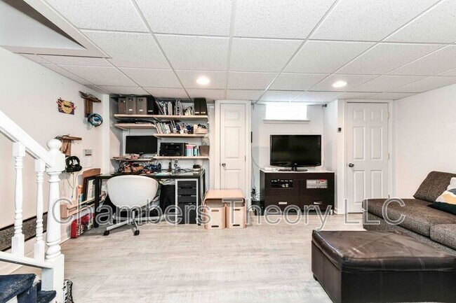 Building Photo - 509 E Luray Ave