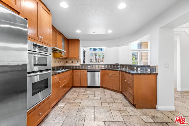 Building Photo - 5831 Seawalk Dr