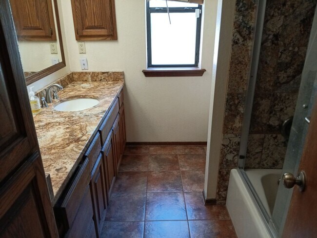 Building Photo - 3 Bedroom, 2 Bathroom Home! Schedule a Showing!