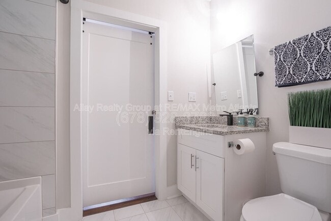 Building Photo - 1016 Coleman St SW