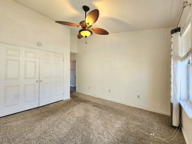 Building Photo - Top Floor Condo in Gated Community!