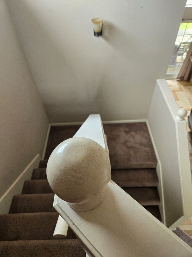 Building Photo - 1015 Green Meadow St