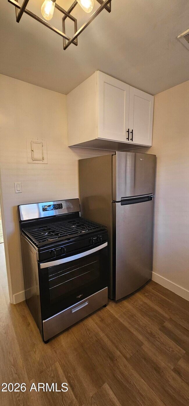 Building Photo - 1308 W Whitton Ave