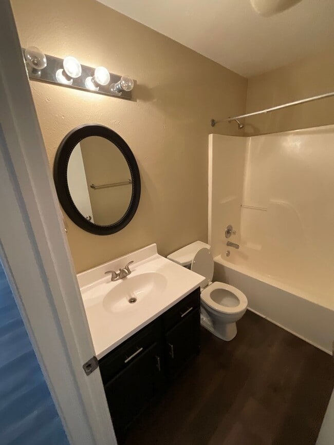 Building Photo - 3 Bedroom 2 Bathroom House Available