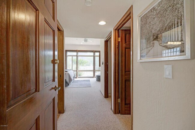 Building Photo - Beautiful 5 bed/4 bath + Den in Desirable Paradise Valley