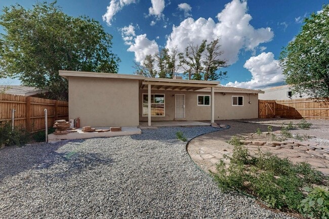 Building Photo - NE 3 bedroom 1 bath 1348/sf