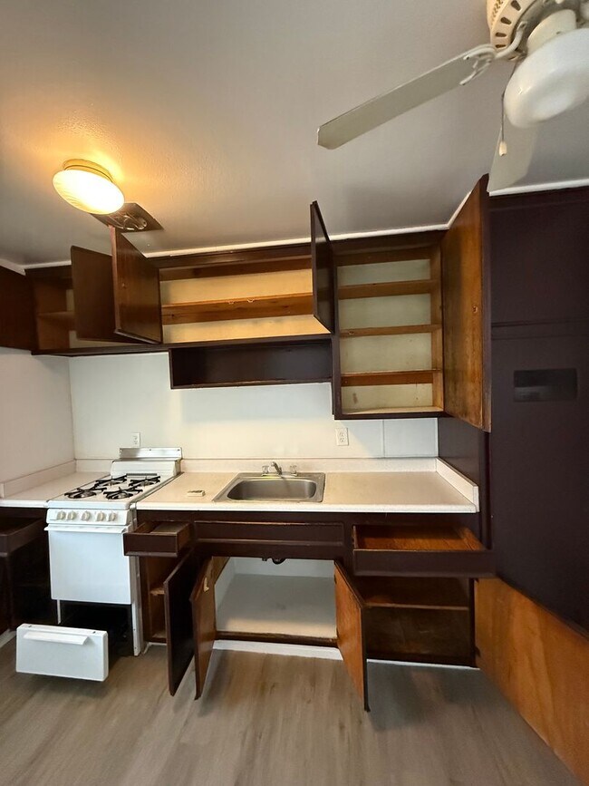 Building Photo - Charming 2x1 With Attached Garage & Backyard!