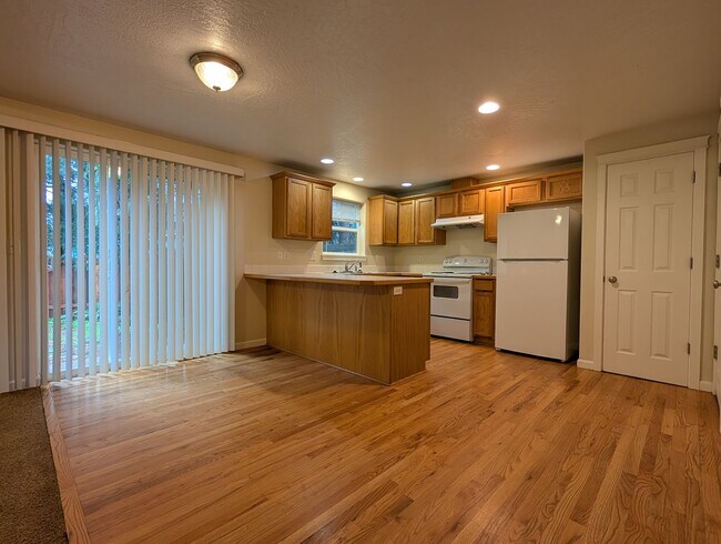 Building Photo - Spacious 3-Bedroom, 2-Bath Townhouse Near River Road In Eugene!