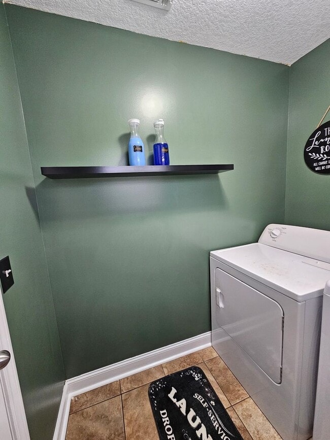 Building Photo - Spacious 5-Bedroom, 3-Bathroom Home for Re...