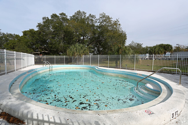 laurel park pool