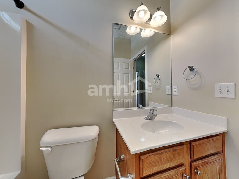 Building Photo - 7 Wyndham Dr