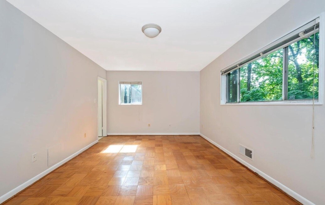 Building Photo - 10619 Montrose Ave