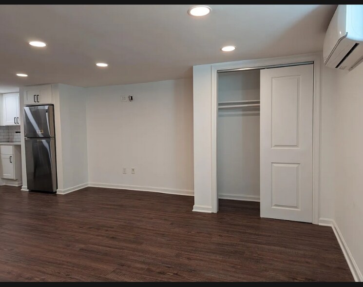 Building Photo - 738 11th St NE