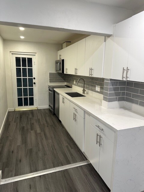 Building Photo - 218 E 18th St