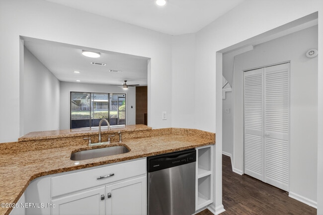 Building Photo - 7701 Baymeadows Cir W
