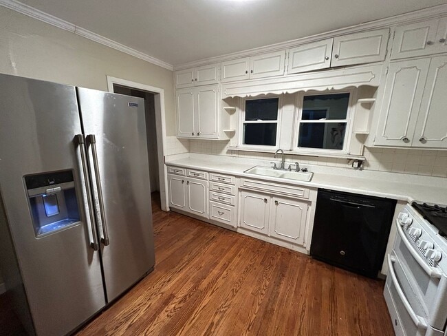 Building Photo - 3 BR/1.5 BA