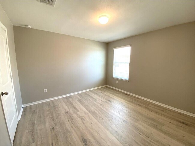 Building Photo - 215 Camellia Dr