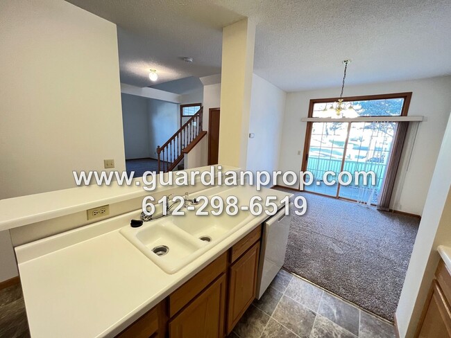 Building Photo - End Unit Woodbury Townhouse Available Now,...