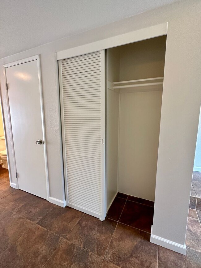 Building Photo - 3266 Loma Riviera Dr