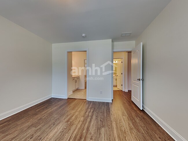Building Photo - 111 Doral Blue Dr