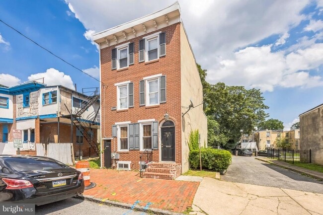 Building Photo - 848 N Madison St