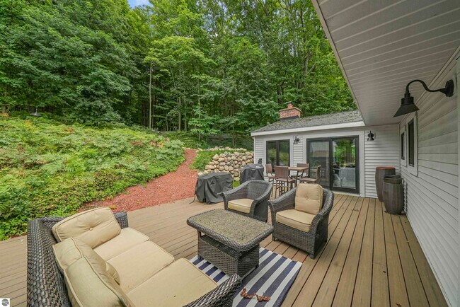 Building Photo - 7320 Peninsula Dr