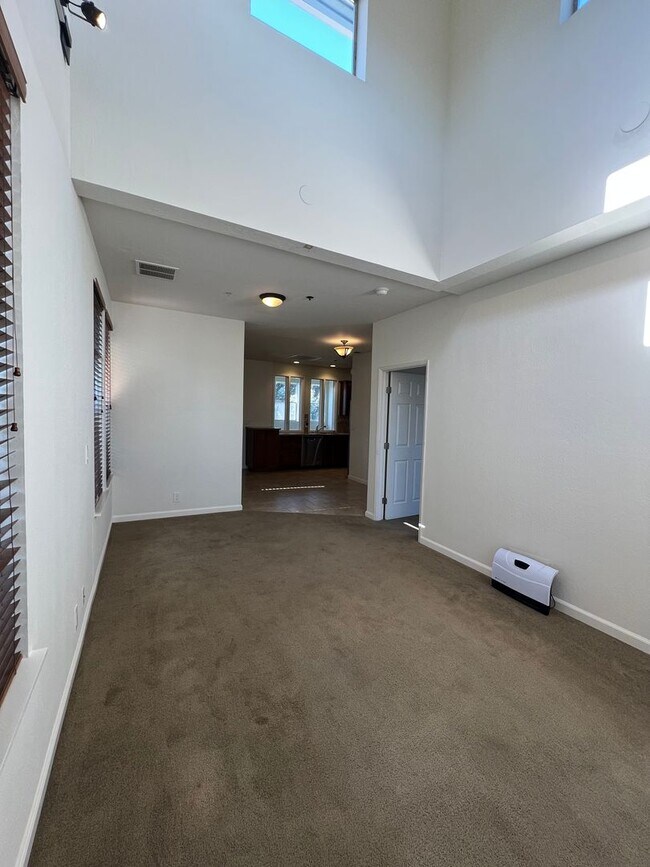 Building Photo - 609 Pacific Ave