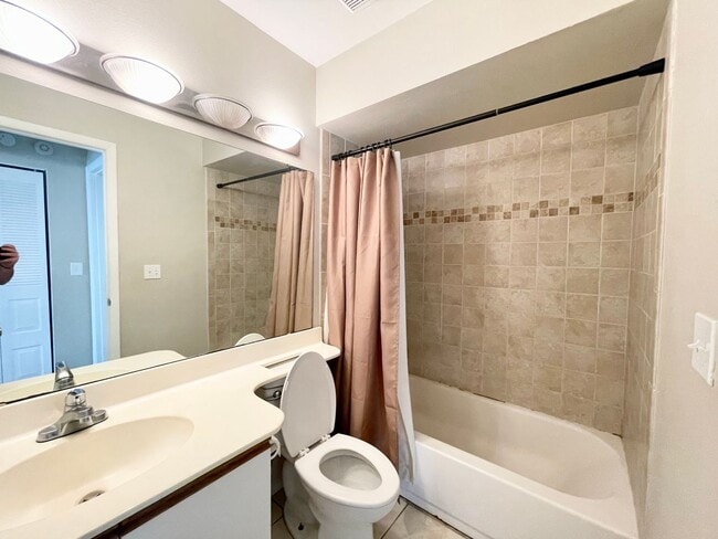 Building Photo - Two bedroom and two bathroom house with ac...