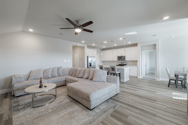 Building Photo - 5511 Coral Land Dr