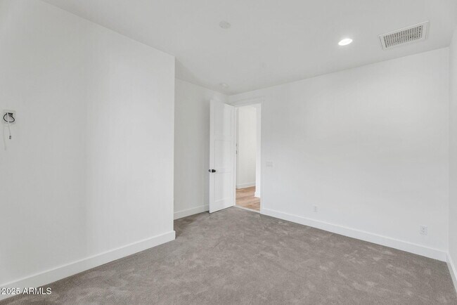 Building Photo - 4901 E Amelia Ave