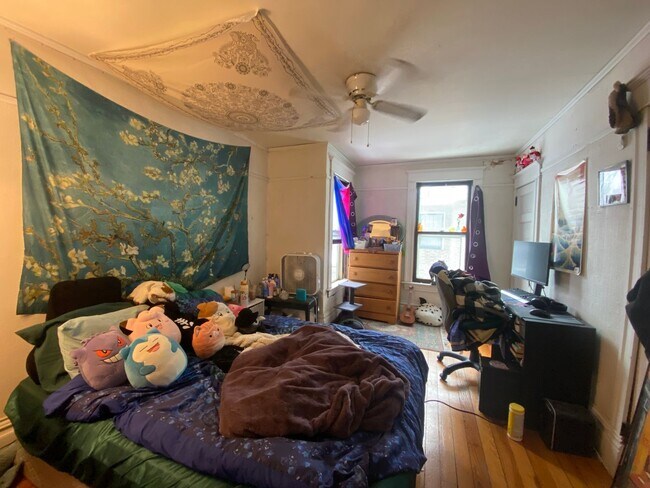 Building Photo - $1,700 | 4 Bedroom, 2 Bathroom | CAT Frien...