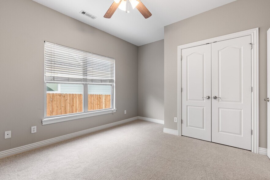 Building Photo - 1501 NE Dysart Woods Ln