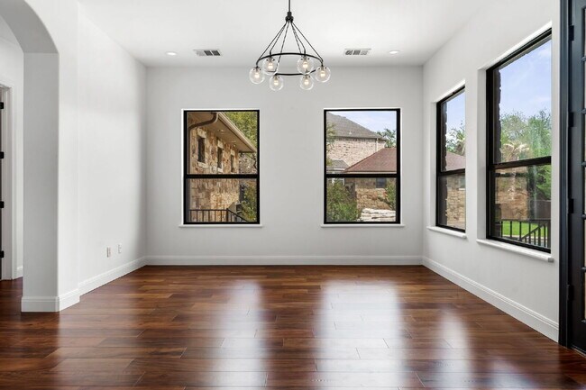 Building Photo - Elevated Executive Living in Lake Forest