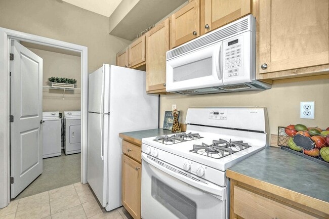 Building Photo - Charming 1 Bedroom Sammamish Condo