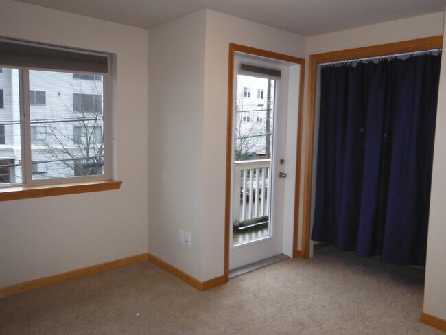 Building Photo - Beautiful Townhouse With Lots of Space