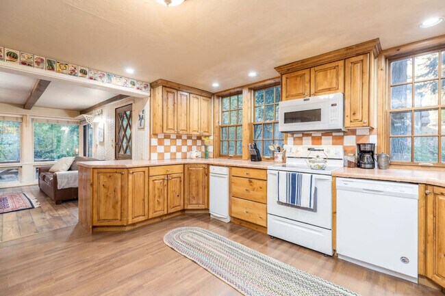 Building Photo - 6805 S Maxfield Dr