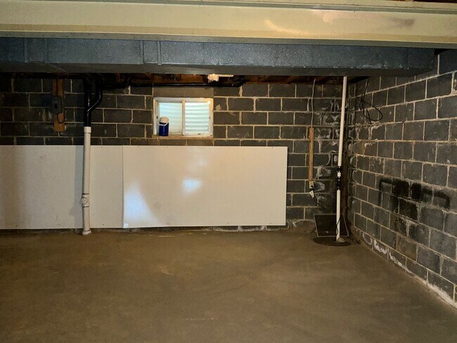 Building Photo - Very well maintained 4BR 2.5BA Colonial mo...