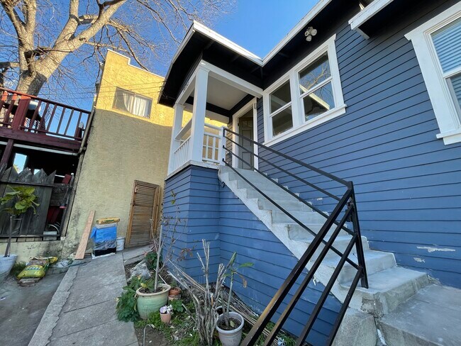 Building Photo - 1810 Montana St