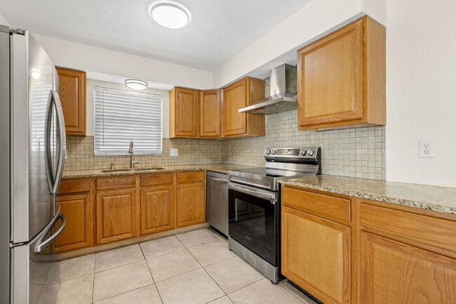 Building Photo - "Charming 3-Bed, 2-Bath Gem in St. Petersburg – 1200 Sq Ft of Cozy Living!"