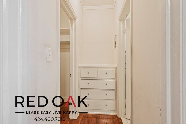 Building Photo - ~1 Month FREE~ Welcoming Studio with Kitch...