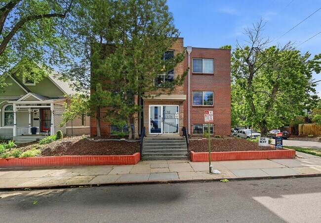 Building Photo - $1,220.95 with $300 off the first month's rent, 1 Bed - 1 Bath, Condo in Denver with Onsite Laundry!