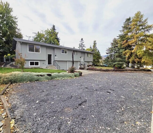 Building Photo - **Gorgeous Renovated 3 Bed 2.5 Bath Duplex FOR RENT**