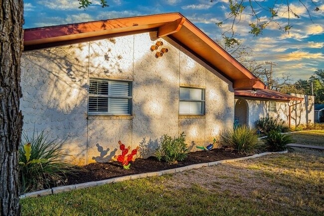 Building Photo - 1208 Crenwelge Dr