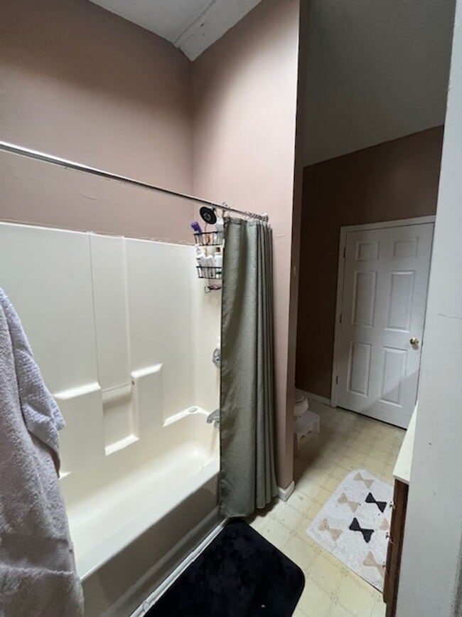 Building Photo - 5 bedroom, 3 bath home- Available August 2026!