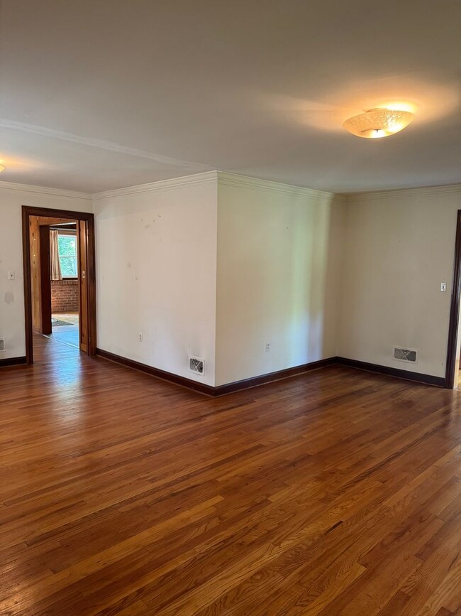 Building Photo - Fantastic Location & Price